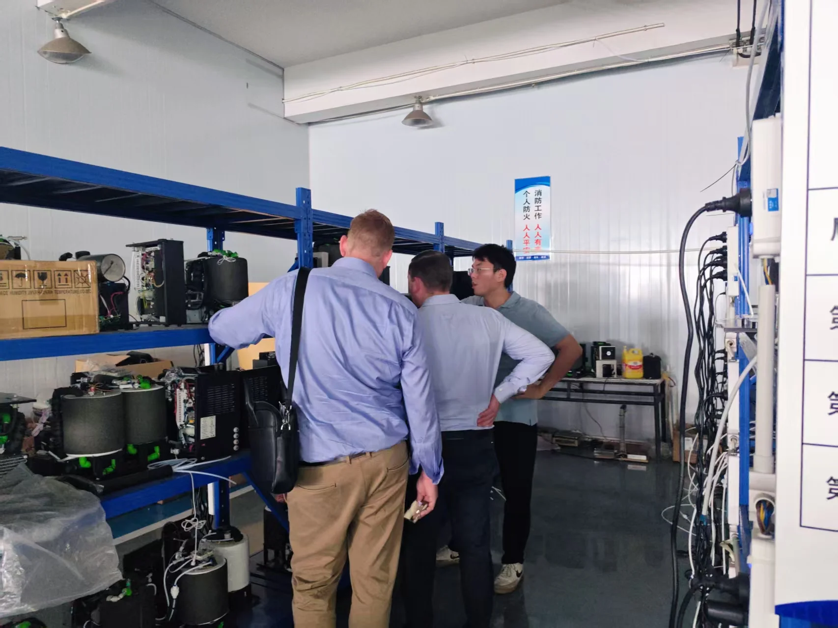 آلة المياه الغازية OEM: ما الذي تبحث عنه العلامات التجارية الأسترالية Australian OEM client reviewing aging (burn-in) test area at Foshan Jinglong soda water machine factory