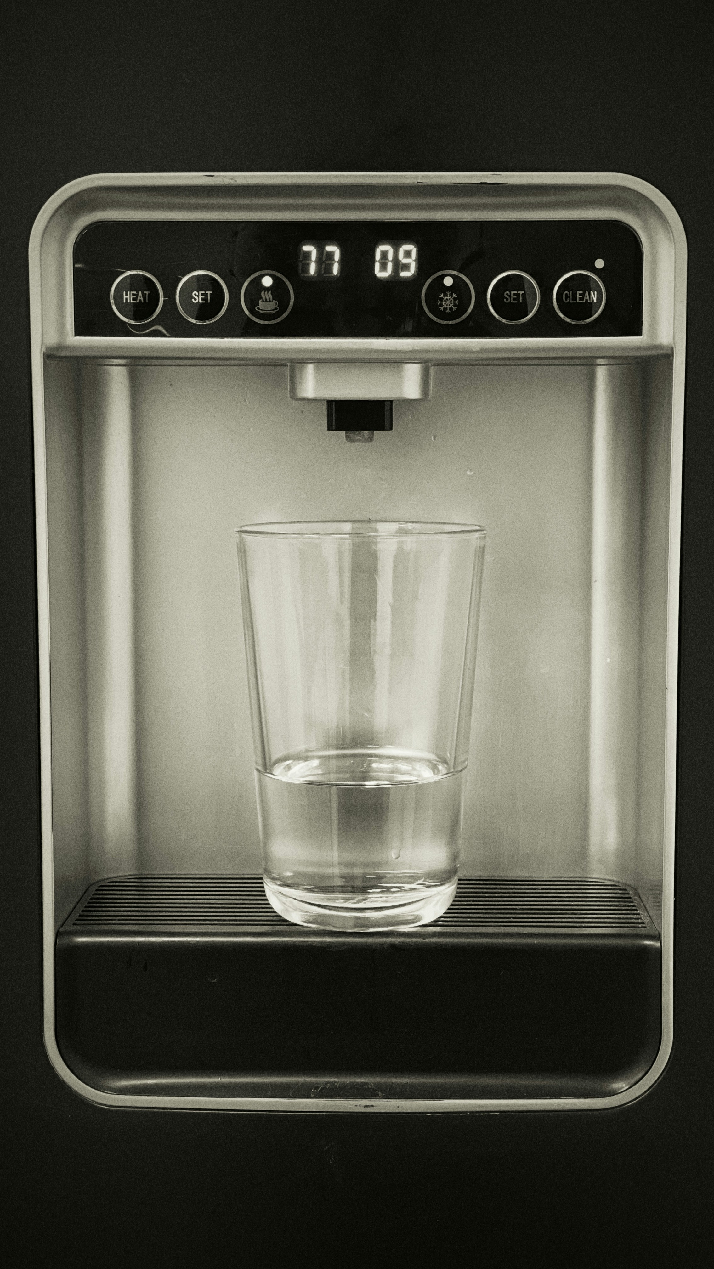 Dispensador de agua caliente instantánea de sobremesa con controles digitales